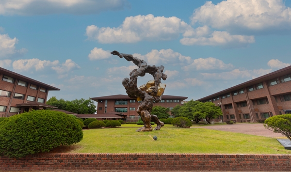 KAIST 대전 본원에 설치된 토마스 코슐레가 作 ‘HOPE’