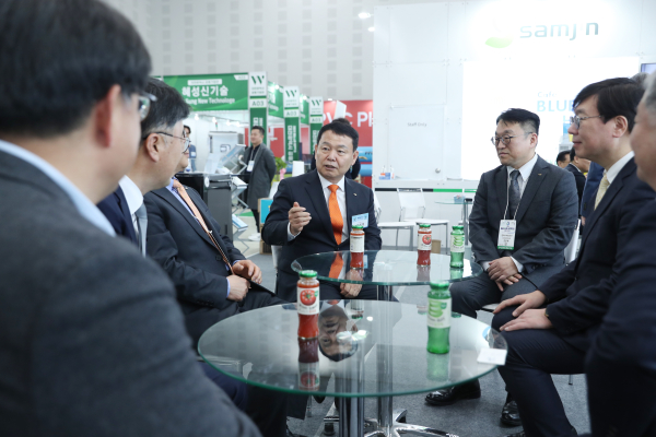 지난 3월 22일 국내 물산업 분야 대표 전시회인 ‘워터코리아(WATER KOREA)’에서 물 분야 전문기업들과 만나 대전지역 물 산업 육성을 위한 협력 확대 방안을 논의하고 있다.