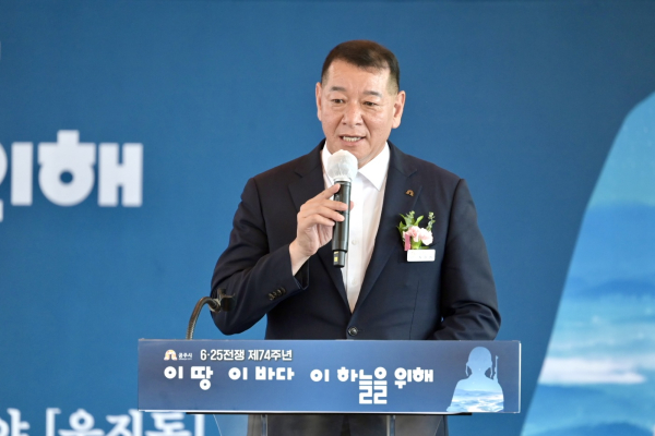 공주시, 6.25전쟁 제74주년 기념식에서 기념사 하는 최원철 시장