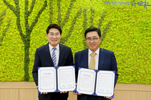 한국농수산식품유통공사-순천시 MOU * 김춘진 한국농수산식품유통공사 사장(우측), 노관규 순천시장(좌측)