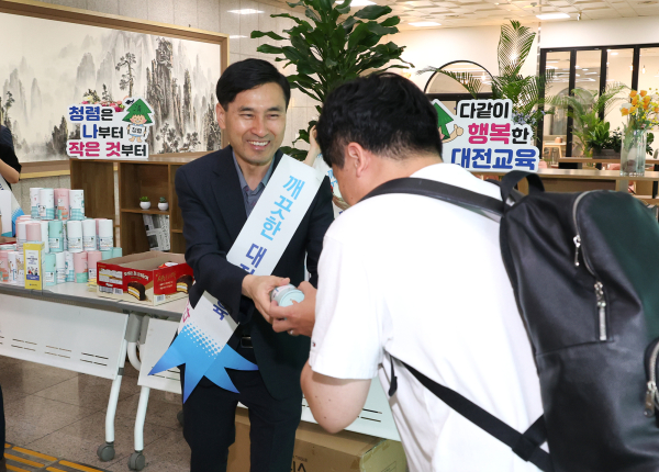 25일,출근길 직원들 대상으로 청렴캠페인 진행 모습