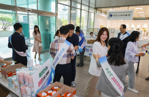 25일,출근길 직원들 대상으로 청렴캠페인 진행 모습