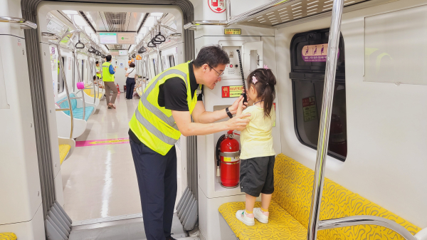 슈비쯔유치원 어린이가 대전교통공사 직원과 함께 비상인터폰 사용 체험을 함께하고 있다.