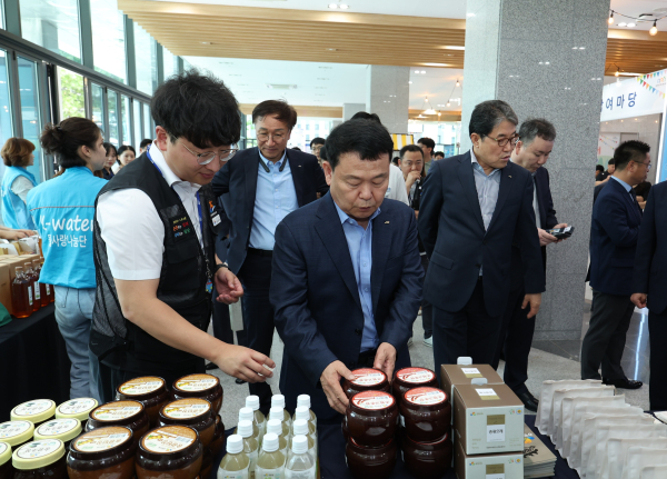 25일 대전시 대덕구 본사에서 댐 주변지역 주민과 함께하는 ‘K-water 이음 장날’을 개최했다.(윤석대 한국수자원공사 사장(사진 가운데)이 댐 주변지역 주민이 생산한 제품을 살펴보고 있다.)