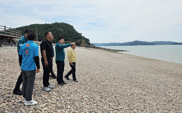 지난 25일 홍순광 서산시 부시장과 관계 공무원이 대산읍 벌천포 해수욕장 현장을 찾아 안전시설 관리 현황을 점검하고 안전관리요원을 격려했다.