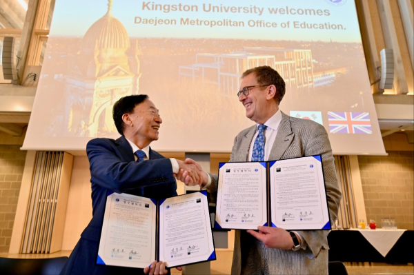 영국과 글로벌 미래교육 파트너십 구축 (킹스턴대학교 업무협약 체결 모습)