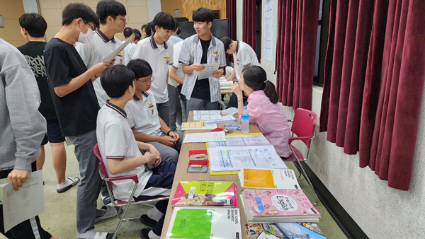 교육과정 박람회’ 선택 과목 교과별 상담 활동 모습