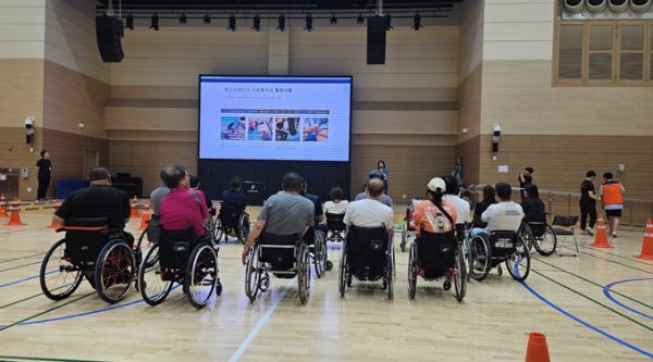 지난 25일, 반곡동 복합커뮤니티센터 3층 다목적체육관에서 ‘휠체어 스킬 스쿨’ 진행 모습