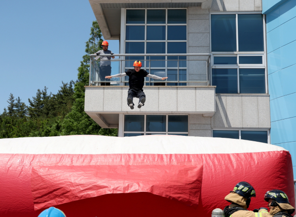 지난 26일 태안군청소년수련관에서 진행된 안전충남훈련 모습.(소방안전매트)