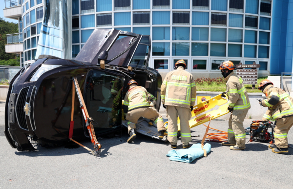 지난 26일 태안군청소년수련관에서 진행된 안전충남훈련 모습.(전복차량 구조)