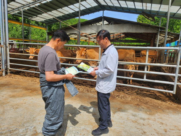 27일 축산농가를 직접 방문해 탄소중립(축산분야) 프로그램 시범사업 신청 홍보 진행 모습