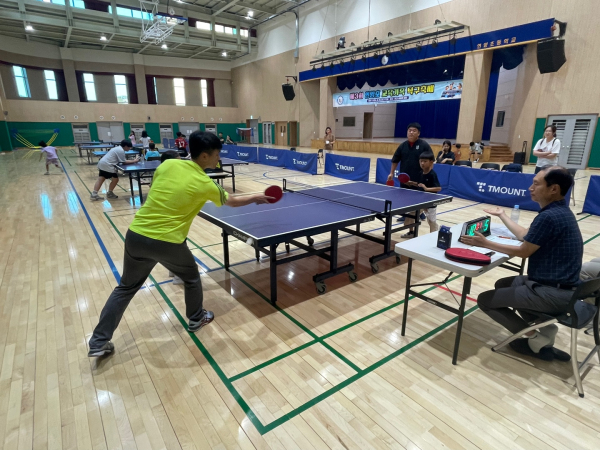 연양초 대강당에서 제3회 교육 가족 탁구 축제가 열리고 있는 모습.