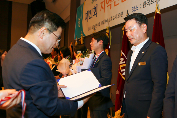 김선호 의원 “제21회 지역신문의 날” 기념 의정대상 수상 모습