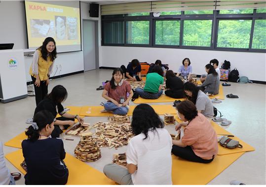 지난 27일 국립대전숲체원을 찾은 농산물품질관리원 직원들이 ‘카프라’ 프로그램을 체험하고 있다.