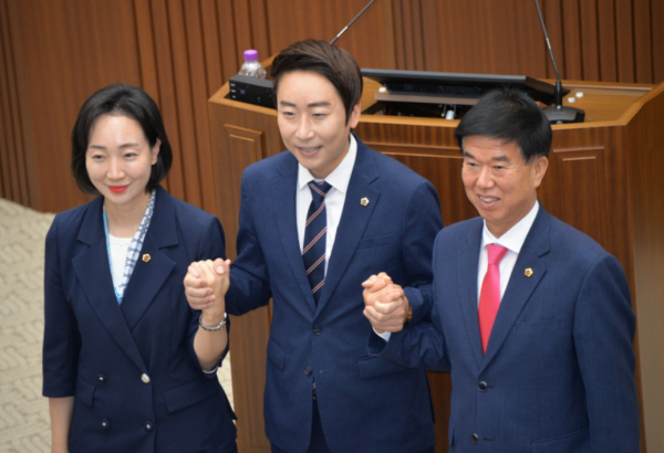 후반기 의장단 좌로부터 김효숙 부의장, 임채성 의장, 김동빈 부의장