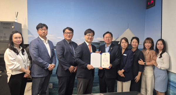 롯데백화점 대전점 직원들이 국가보훈부 장관 표창 수상후 기념촬영을 하고 있다.