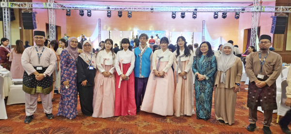 브루나이 다루살람 국립대학교에서 열린 ‘제19회 아세안+3 유스 포럼’에서 공연 참가 기념사진