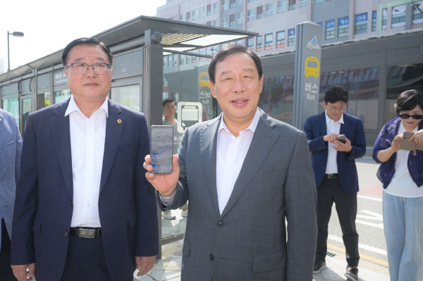 이응버스 호출 (왼쪽부터 김학서 의원, 최민호 시장)