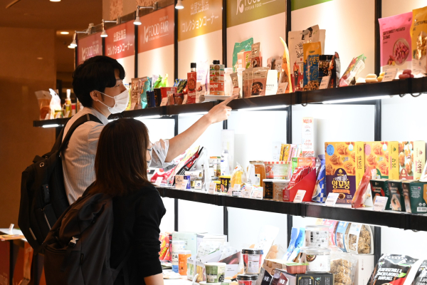 도쿄 K-푸드 페어 참가업체 ‘상품 전시대’