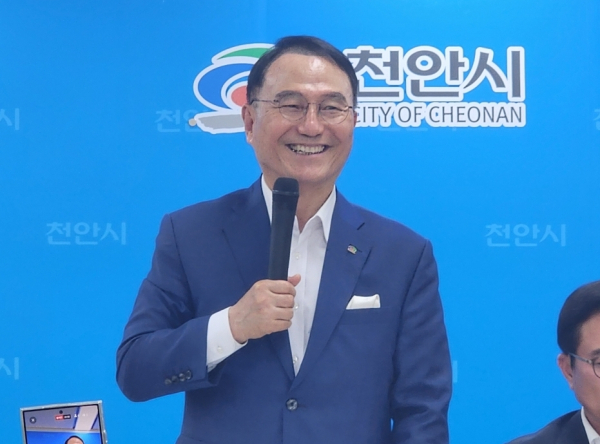 박상돈 천안시장이 1일 천안시청 브리핑실에서 언론인들과 간담회를 열고 "특례시 지정 인구 기준 완화는 천안시와 무관하다"고 말했다./사진=박동혁 기자