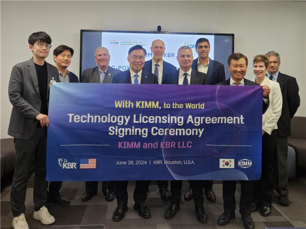 기계연 류석현 원장(왼쪽에서 4번째)은 현지 시각 6월 28일(금) 미국 휴스턴 KBR社(Kellogg Brown & Root)를 방문해 헨릭 라슨(Henrik Larsen) 부회장(청정 암모니아· 수소 글로벌 부문장)(오른쪽에서 5번째) 등 KBR사 핵심 임원진이 참석한 가운데 KBR과 기술이전 협약을 맺고, 이전 기술 적용처 확대와 향후 협력 분야 확장 가능성 등에 대해 폭넓게 협의했다.