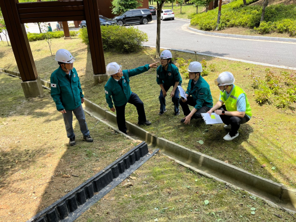 1일 남태헌(왼쪽 두 번째) 한국산림복지진흥원장이 대전숲체원 및 협력업체 직원들과 시설 내 배수로를 점검하고 있다.