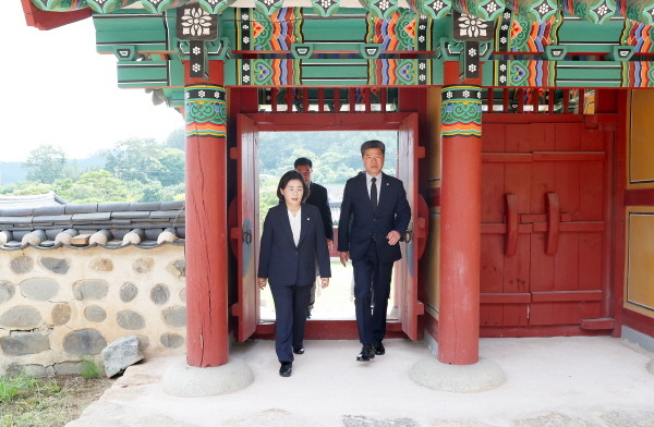 전재옥 의장, 박용성 부의장, 옥파 이종일 생가지, 충령사, 자유수호희생자위령탑 참배