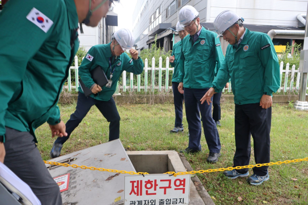 현장 지도점검에 나선 성창훈 사장이 위험요소 지역을 살펴보고 있다. (우측에서 두 번째)