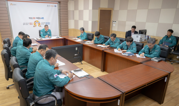 재난안전대책본부를 구성하고 긴급회의 진행 모습