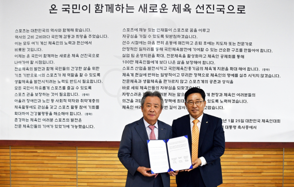 한국농수산식품유통공사-대한체육회 MOU 기념사진 * 한국농수산식품유통공사 김춘진 사장(오른쪽), 대한체육회 이기흥 회장(왼쪽)