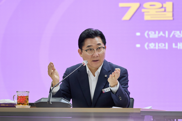 8일 시청 상황실에서 열린 주간간부회의 주재 중인 박경귀 시장