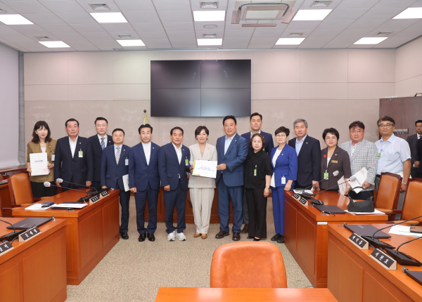 스마트 축산단지 조성 계획 반대를 위한 농림축산식품부 장관과의 면담 단체사진