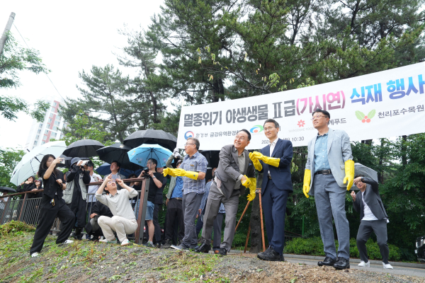 9일 직산 삼은공원에서 가시연 식재 행사 모습