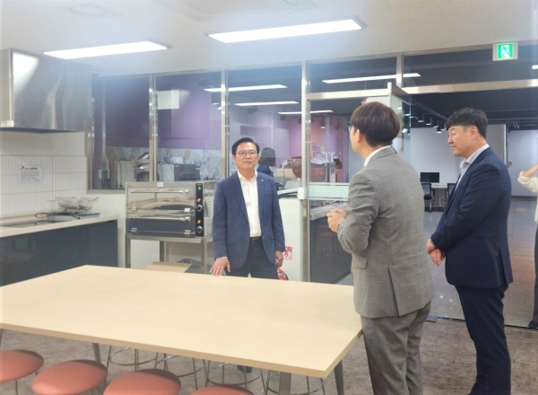 김석필 천안시 부시장이 최근 학교밖청소년지원센터 방문 모습