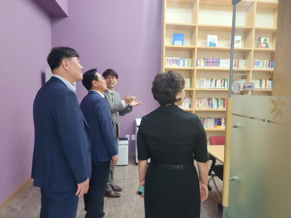 김석필 천안시 부시장이 최근 학교밖청소년지원센터 방문 모습