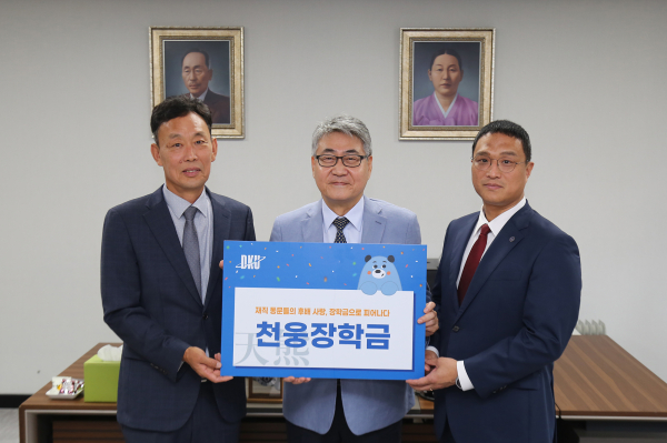 안순철 단국대 총장(가운데)이 이길현 명예직원(왼쪽), 진광민 회장과 함께 기념사진 모습