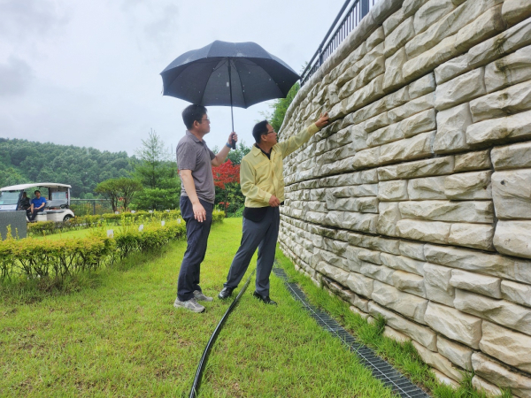 강만희 대전지방보훈청장, 장마철 폭우 대비 국립괴산호국원 안전점검 모습