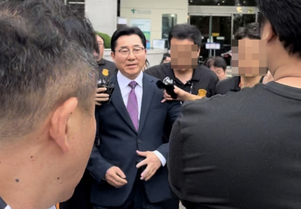 박경귀 아산시장이 9일 파기환송심 선고 직후 법원을 나가고 있다.