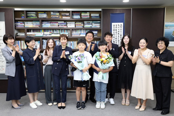 발달장애 학생 찾아 준 ‘두루초 학생 선행 표창’ 단체사진