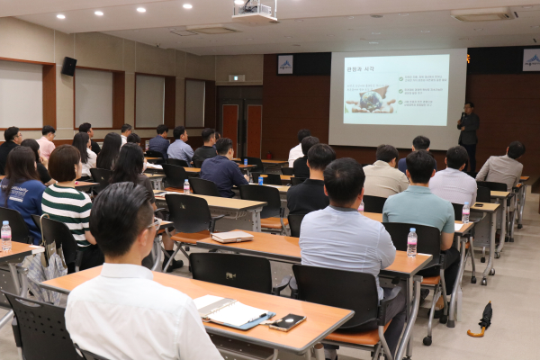 지역상생발전 위한 ESG경영 전략 전문가 초빙 교육 진행 모습