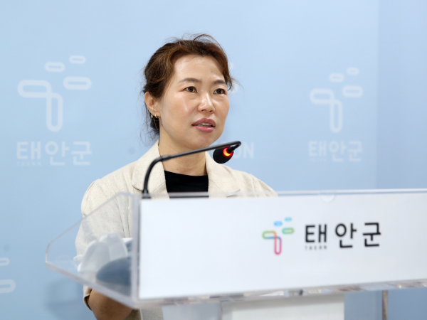 10일 군청 브리핑실에서 정례브리핑 중인 박지연 가족정책과장.