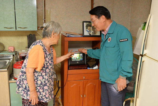 어르신께 게이트웨이를 홍보하는 이용록 홍성군수(오른쪽)