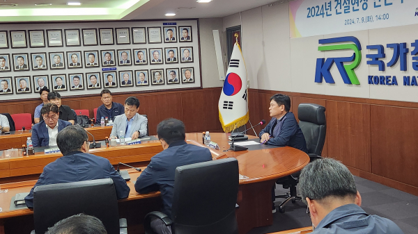 국가철도공단 민병균 안전본부장(오른쪽 첫 번째)이 지난 9일 국가철도공단 대전 본사종합상황실에서 특별대책회의를 진행하고 있다.