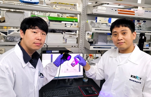 개발된 출력소재에 빛을 조사하는 화학연 연구팀(왼쪽부터 안도원 선임연구원, 신상빈 학생연구원)