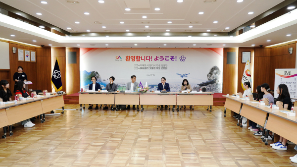 이완섭 서산시장이 11일 일본 텐리시에서 온 중학생 방문단을 시청 중회의실에서 환영했다.