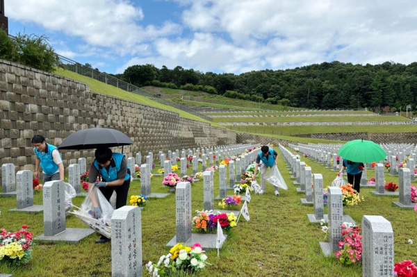 현충원 태극기 수거 봉사활동 모습