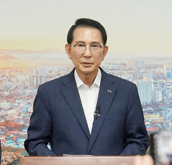 이완섭 서산시장이 11일 시청 브리핑룸에서 가로림만 국가해양 생태공원에 대한 추진 의지를 확고히 밝혔다.