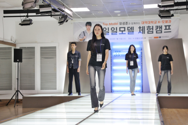 워킹 지도 받는 참가자 모습