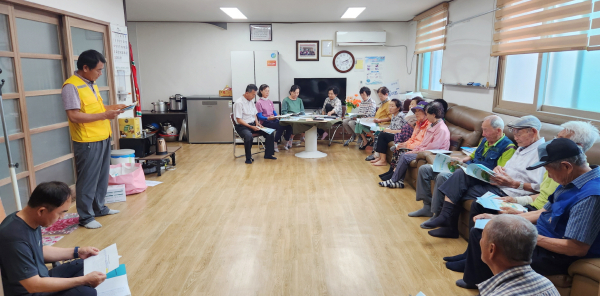 ​태안군 농작업 안전관리관이 농업인들을 대상으로 농작업 안전재해 예방 교육을 진행하는 모습(태안읍 남산 2리)​