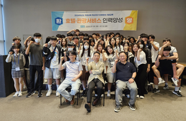 백석대 지역혁신추진단이 지역 ‘직업계고 인재양성사업’ 오리엔테이션에서 기념촬영을 하고 있다.